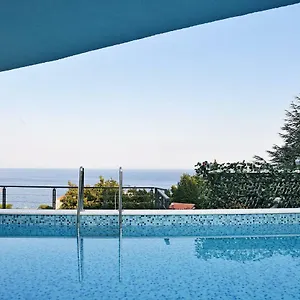 https://villa-ziza-luxury-apartments.in-istria.net